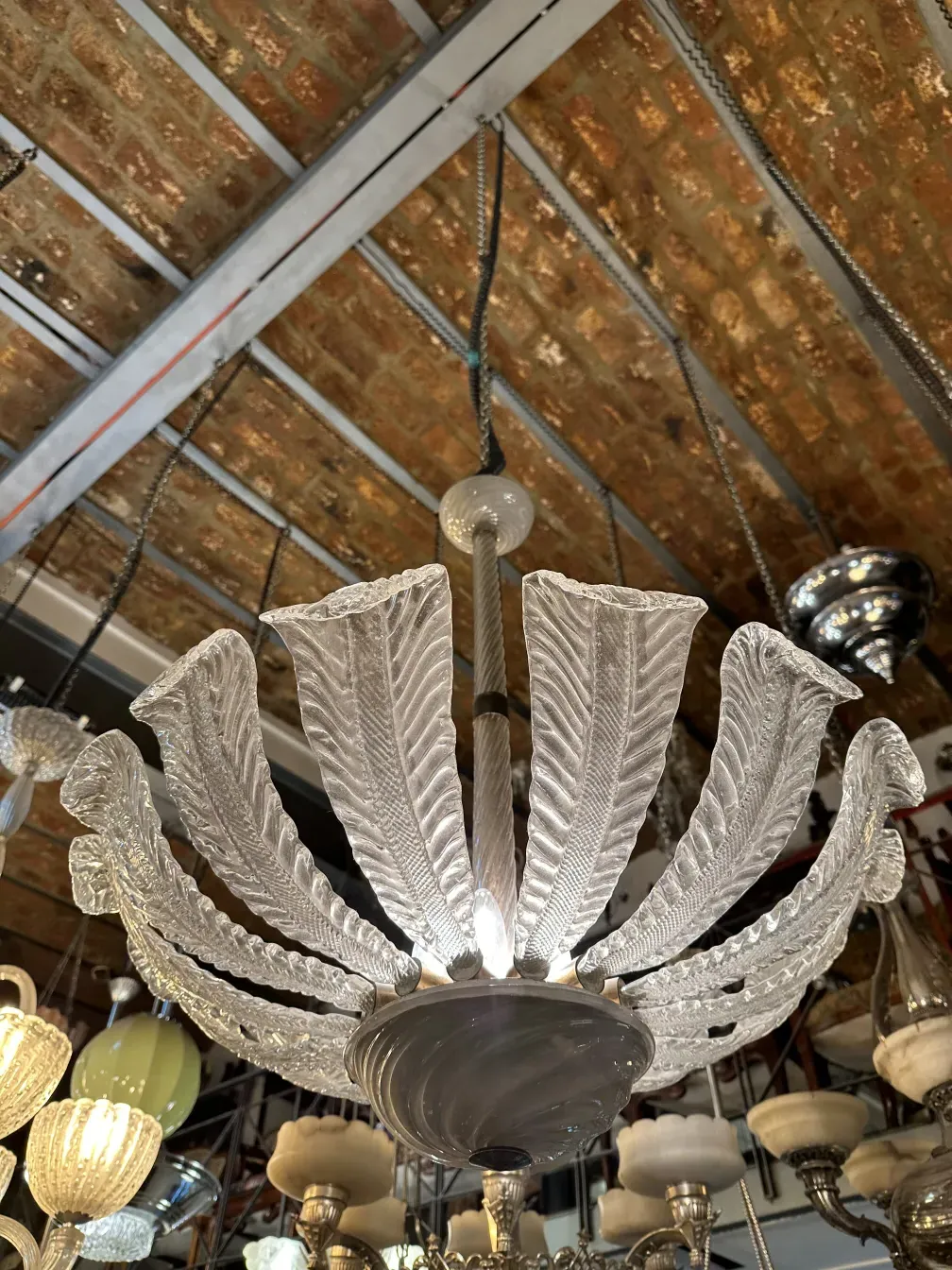 Lámpara de techo antigua con detalles curvos, iluminando el ambiente.