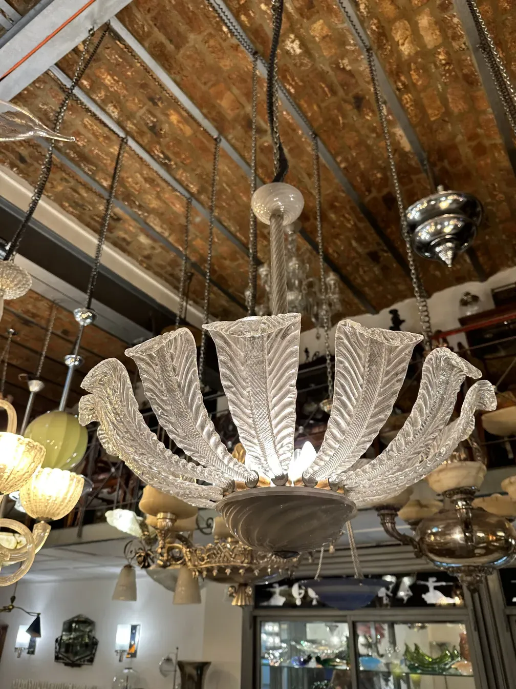 Conception de lustre ancien, style paolo venini, dans un décor décoratif avec des lumières vives.