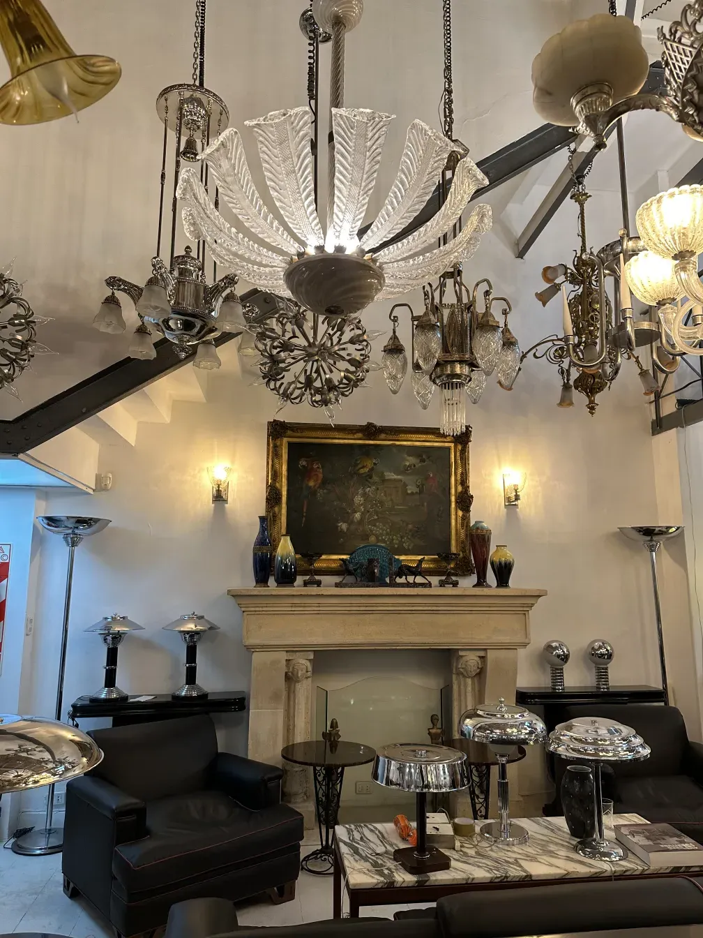 lámpara de techo antigua con diseño elegante y luces brillantes, ambiente acogedor