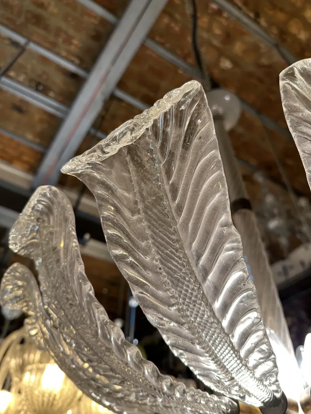 lampada a sospensione antica con dettagli di design esclusivi