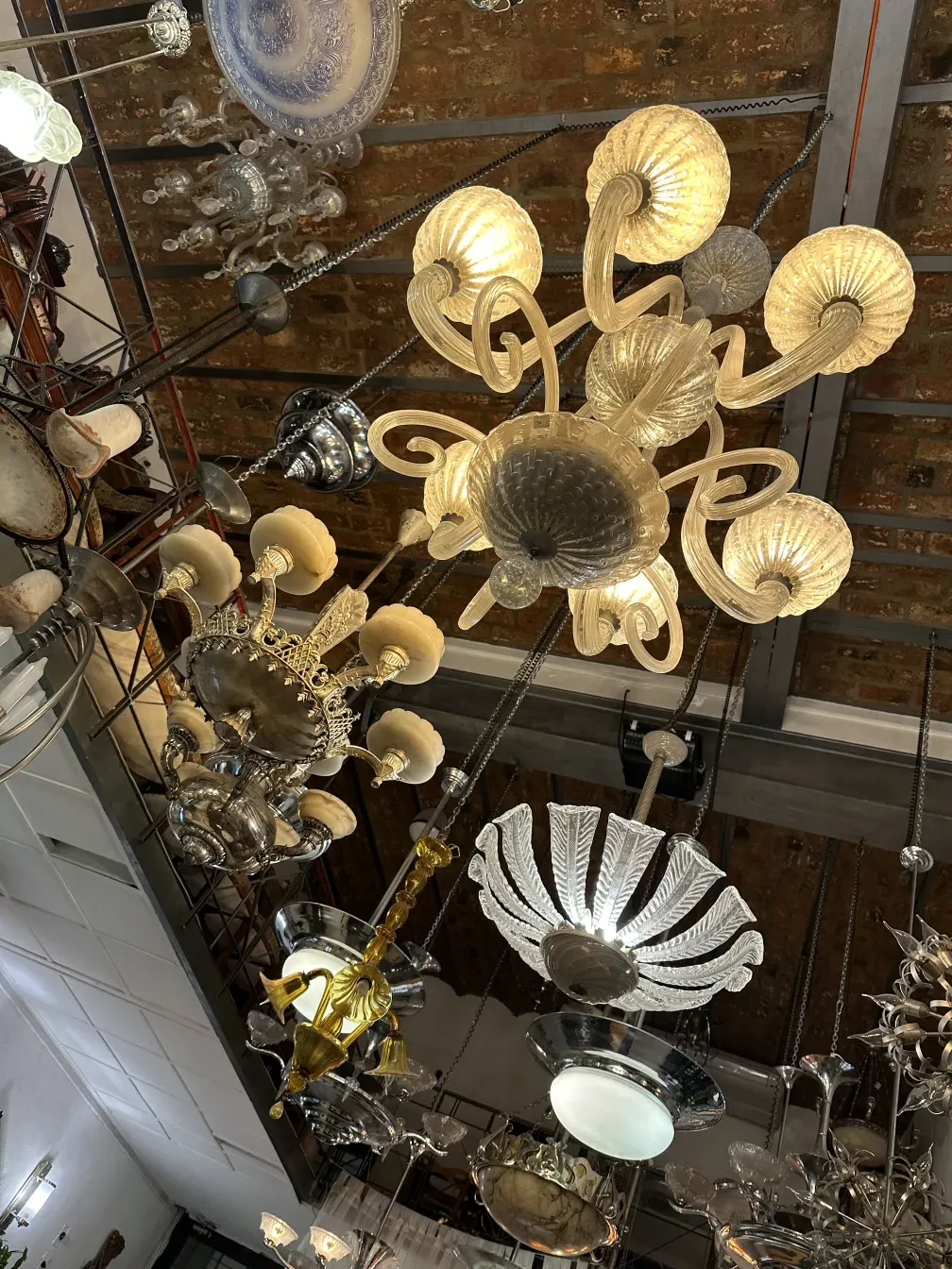 lampada a sospensione antica con luci ed eleganti forme, atmosfera calda e decorativa