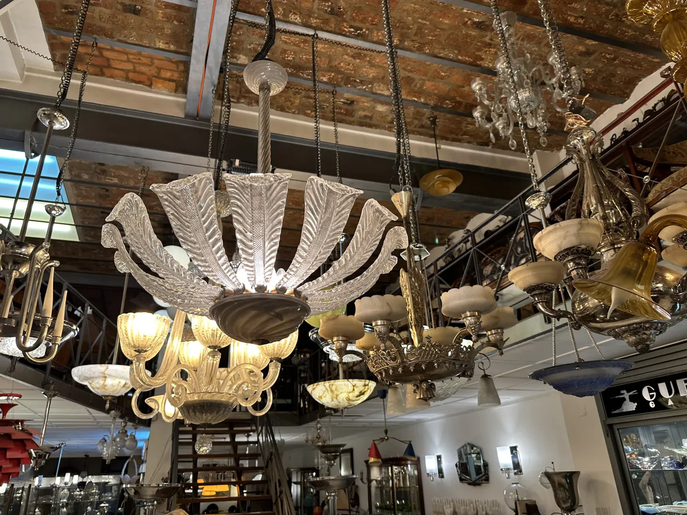 优雅的古董吊灯，位于复古环境中，保罗·维尼。