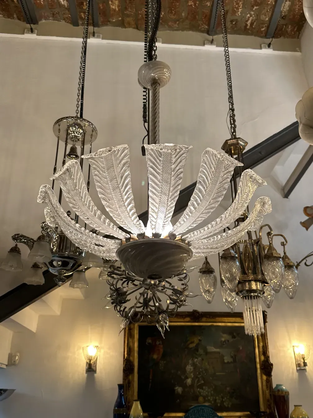 lampara de techo antigua con diseño elegante y delicado, iluminación brillante