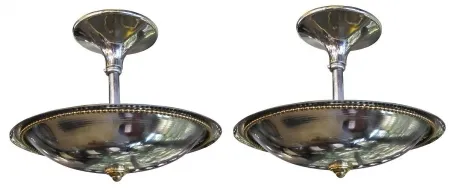 zwei antike haengende lampen mit schimmernder oberflaeche, rundes design