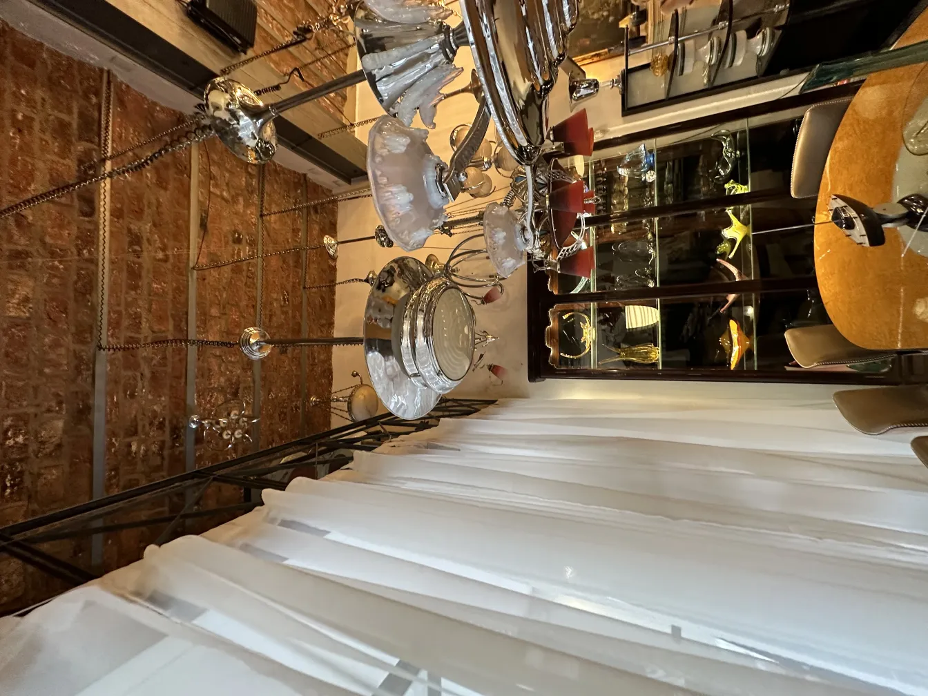 प्राचीन-लटकता-हुआ-दीपक-चमकीले-और-आकर्षक-विशेषताएँ।