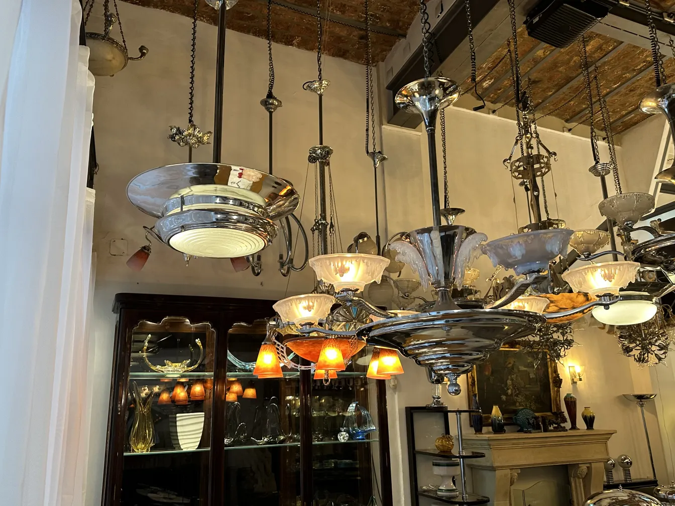 Lámpara de techo antigua con luz brillante y diseño elegante en un ambiente acogedor.