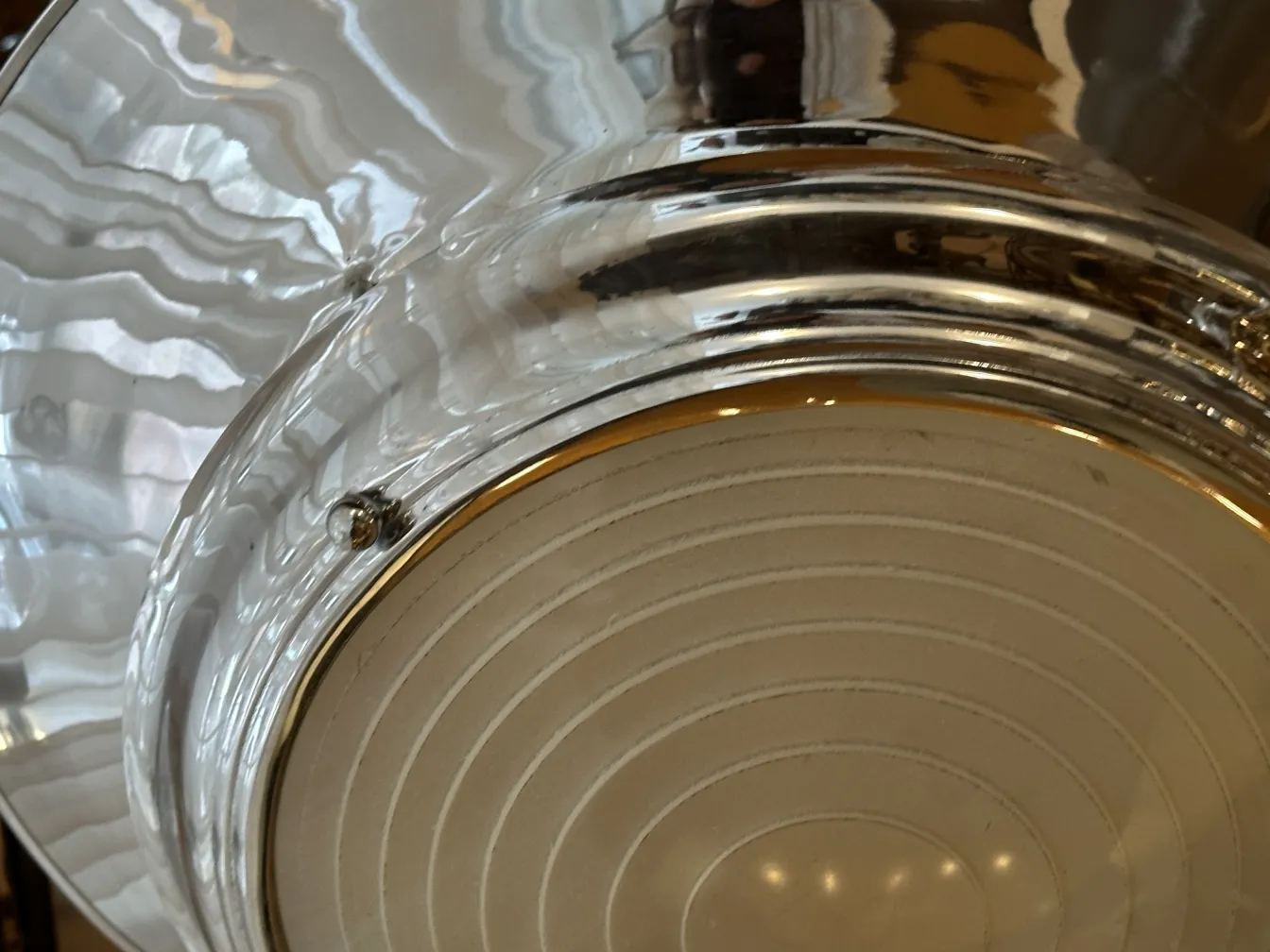 Lustre antique avec un design brillant dans un environnement accueillant.