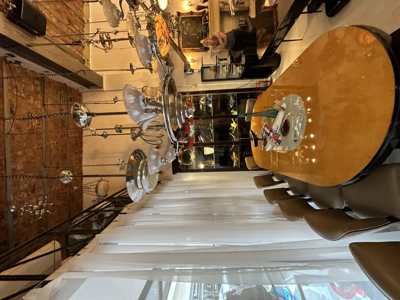 Antike Hängelampe mit Glaselementen. Elegante und gemütliche Atmosphäre.