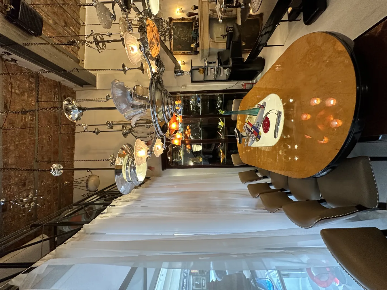 Lampada a sospensione antica con luci pendenti in un ambiente elegante