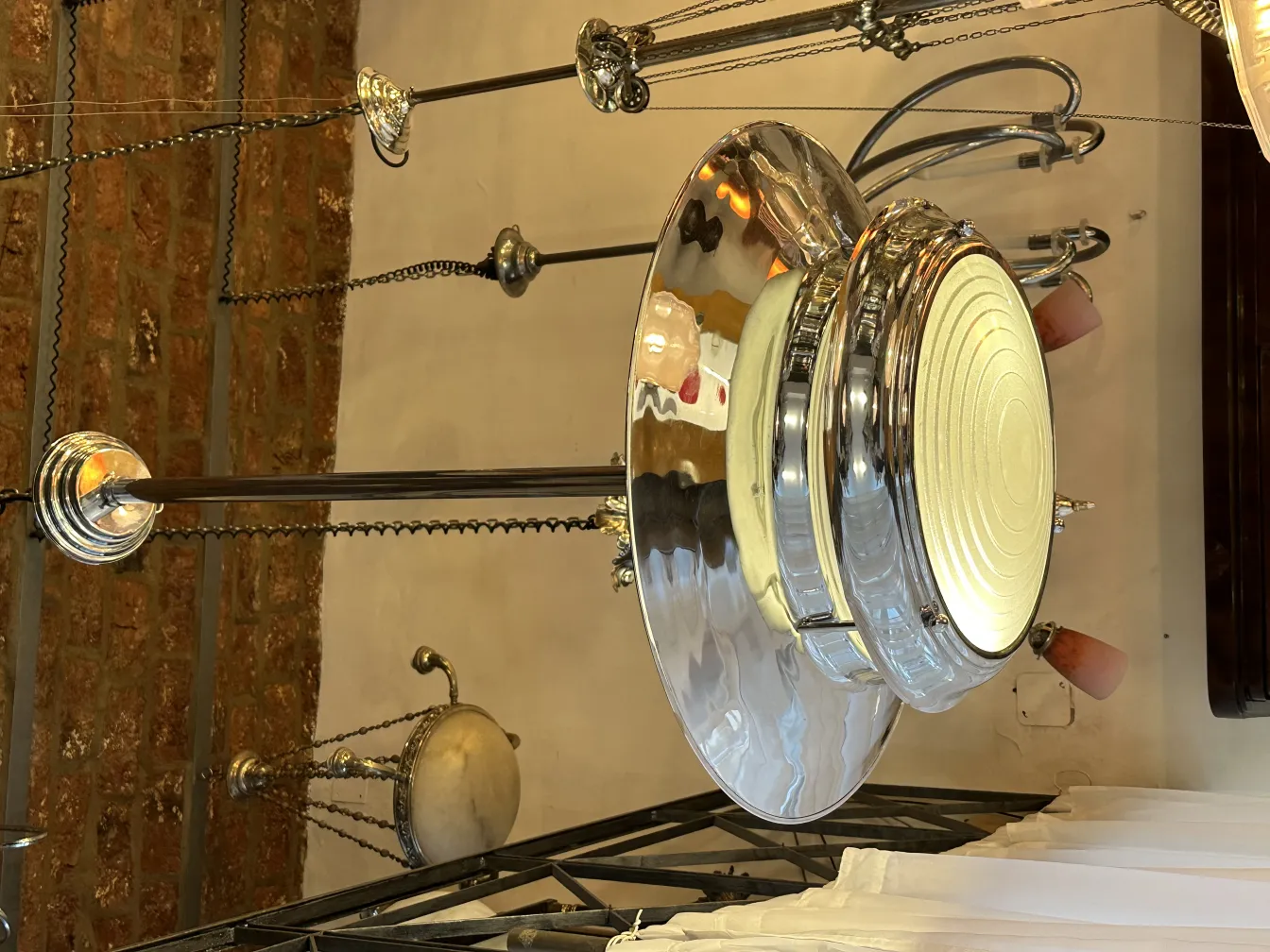 Lustre antique brillant, style classique, fond en brique