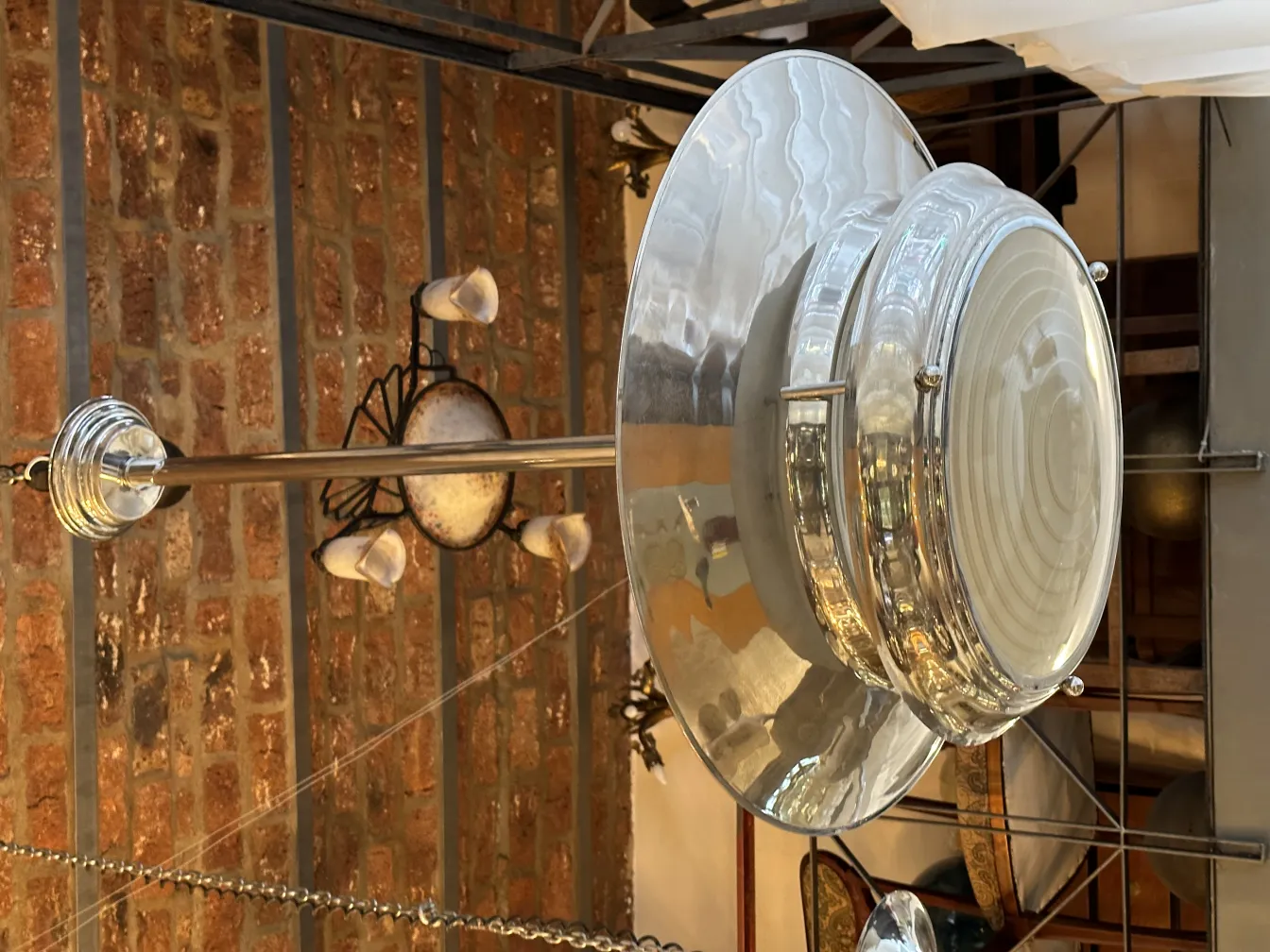 Lámpara de techo antigua con diseño brillante y moderno en un ambiente rústico.