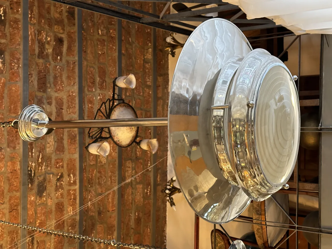 Lampada de teto antiga com design elegante e brilhante. Ambiente acolhedor.