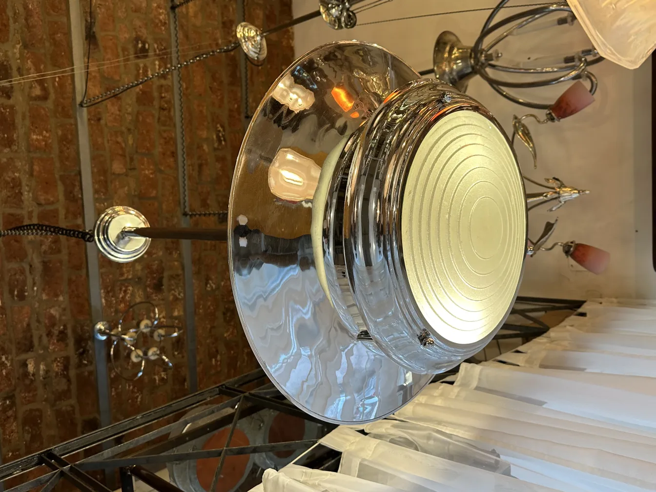 Lampada a sospensione antica e lucente con design elegante, decorativa