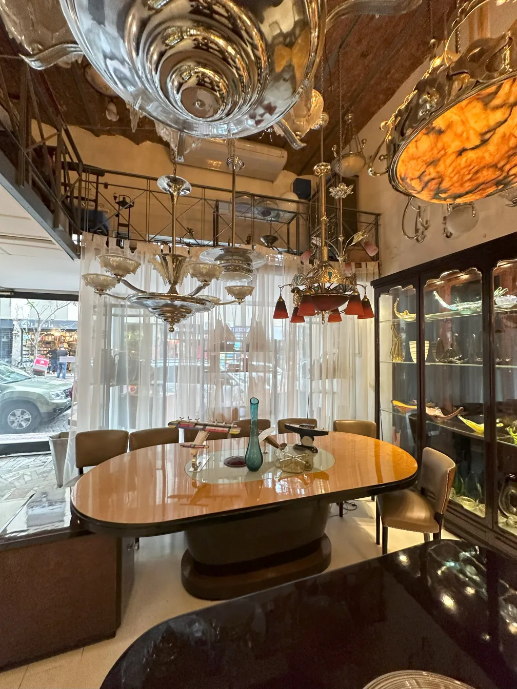 Lámpara de techo antigua de estilo clásico en un ambiente elegante.