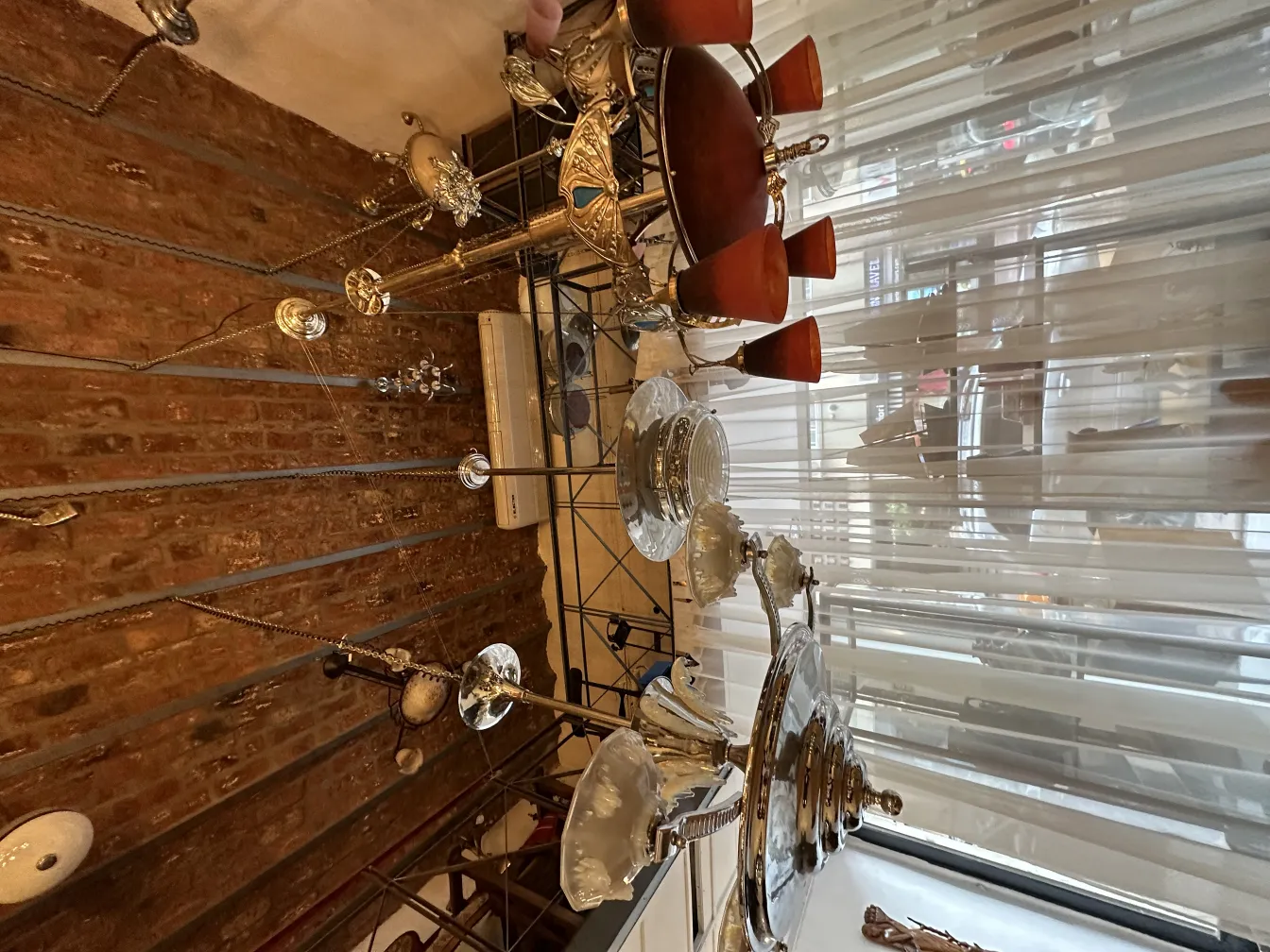 Lámpara de techo antigua brillante con detalles decorativos