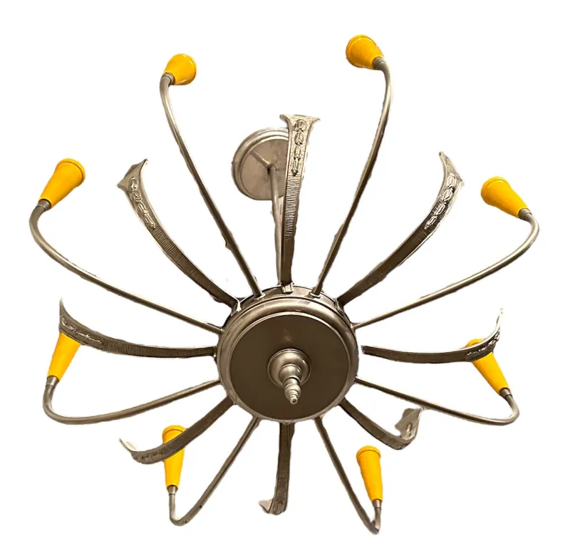 Lampada a sospensione antica con bracci curvi e dettagli gialli brillanti. Caratteristiche visive uniche in un ambiente elegante.