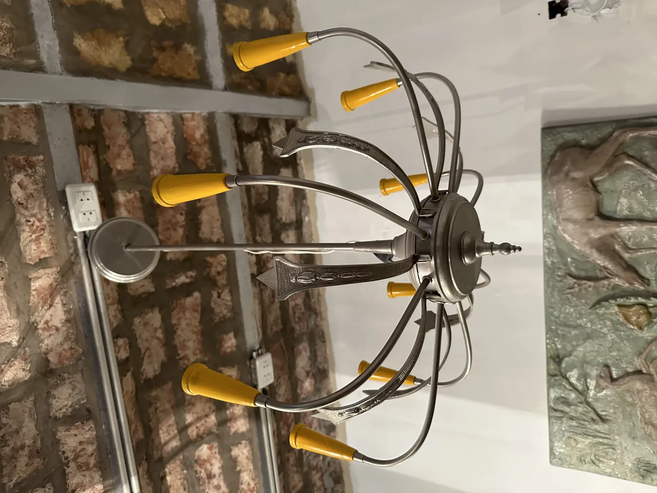 Lustre ancien avec bras courbés et détails jaunes