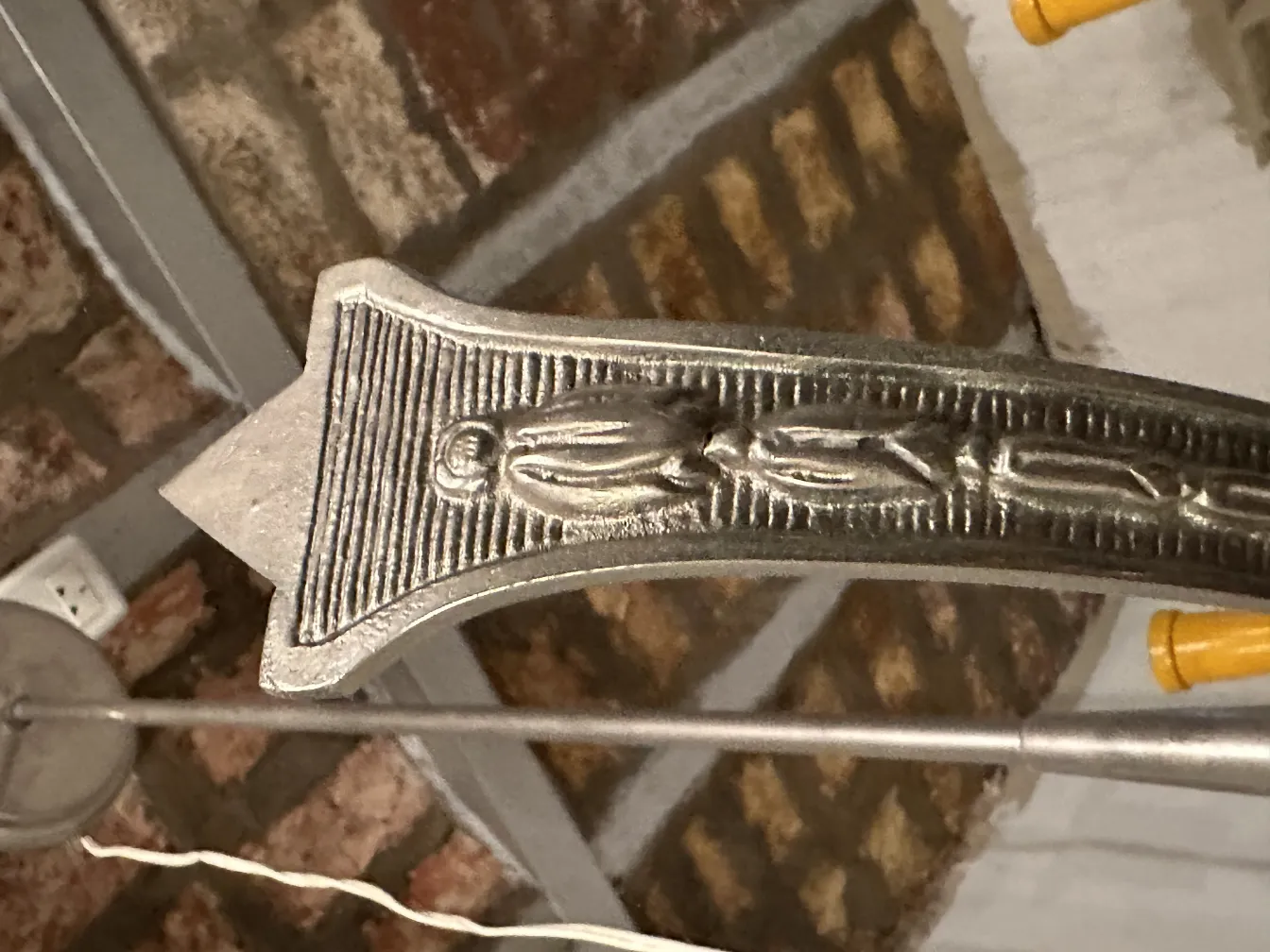 Lámpara de techo antigua con detalles decorativos, ambiente acogedor.