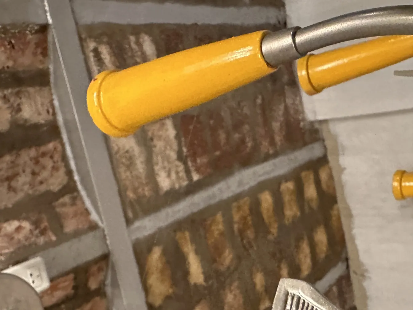 Antike Hängelampe mit gelben Griffen in rustikalem Ambiente