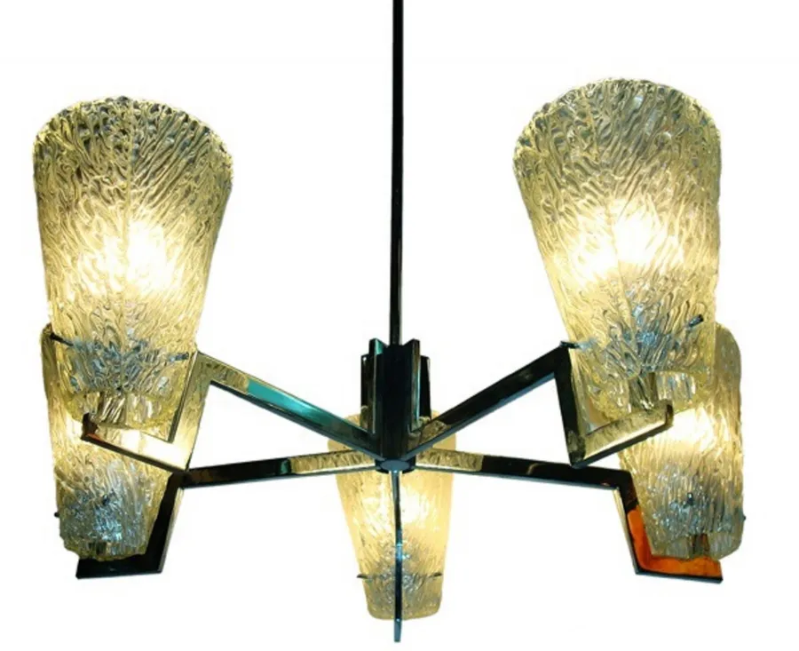 독특한 디자인과 확산된 빛을 가진 고대 교수형 램프.