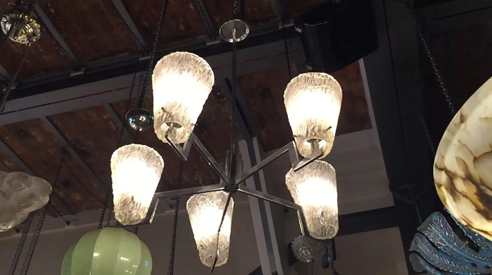 lámpara de techo antigua con seis luces en un ambiente elegante