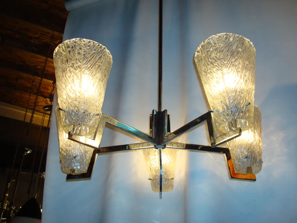 antike Hängelampe mit zwei hellen Glaslichtern