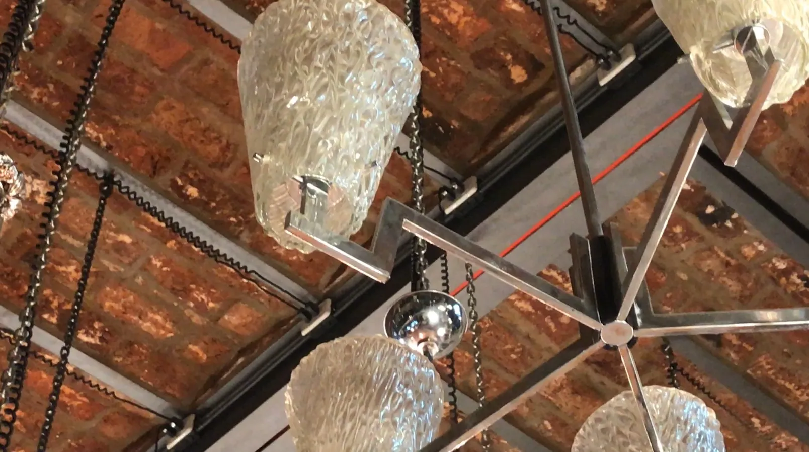 Lâmpada de teto antiga com design decorativo em cristal.