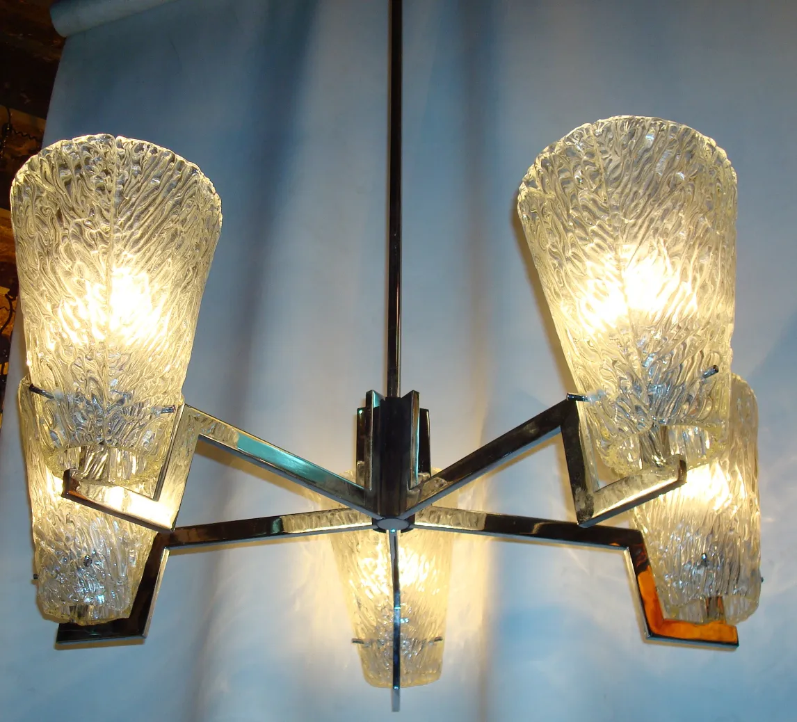 Lustre ancien avec des abat-jours en verre décoratif.