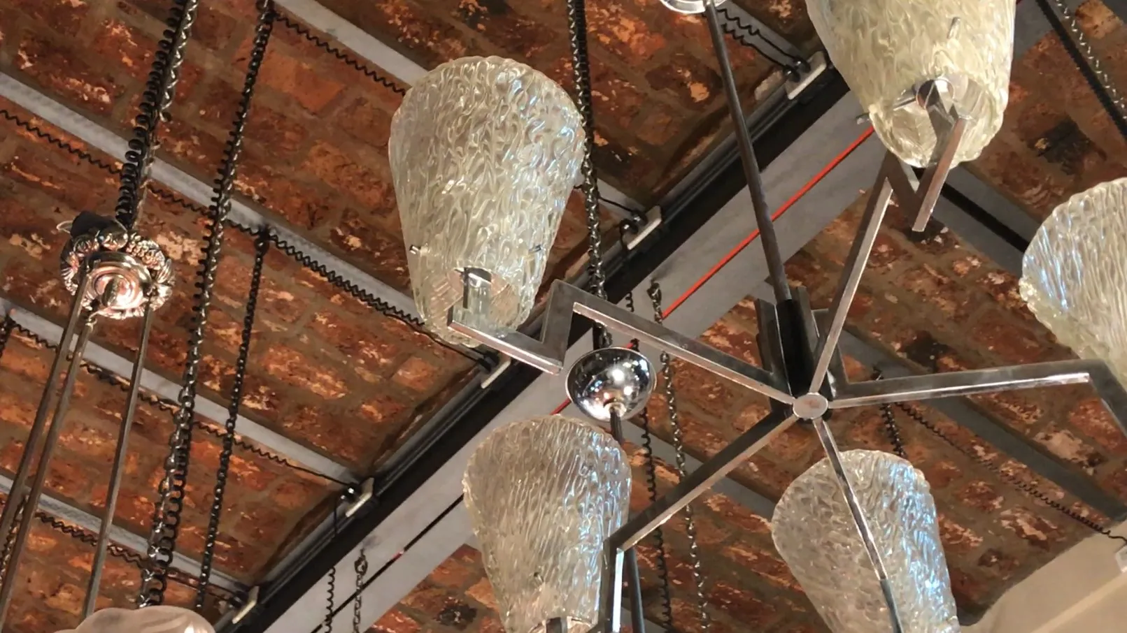 Lustre ancien avec cristaux, dans un cadre rustique