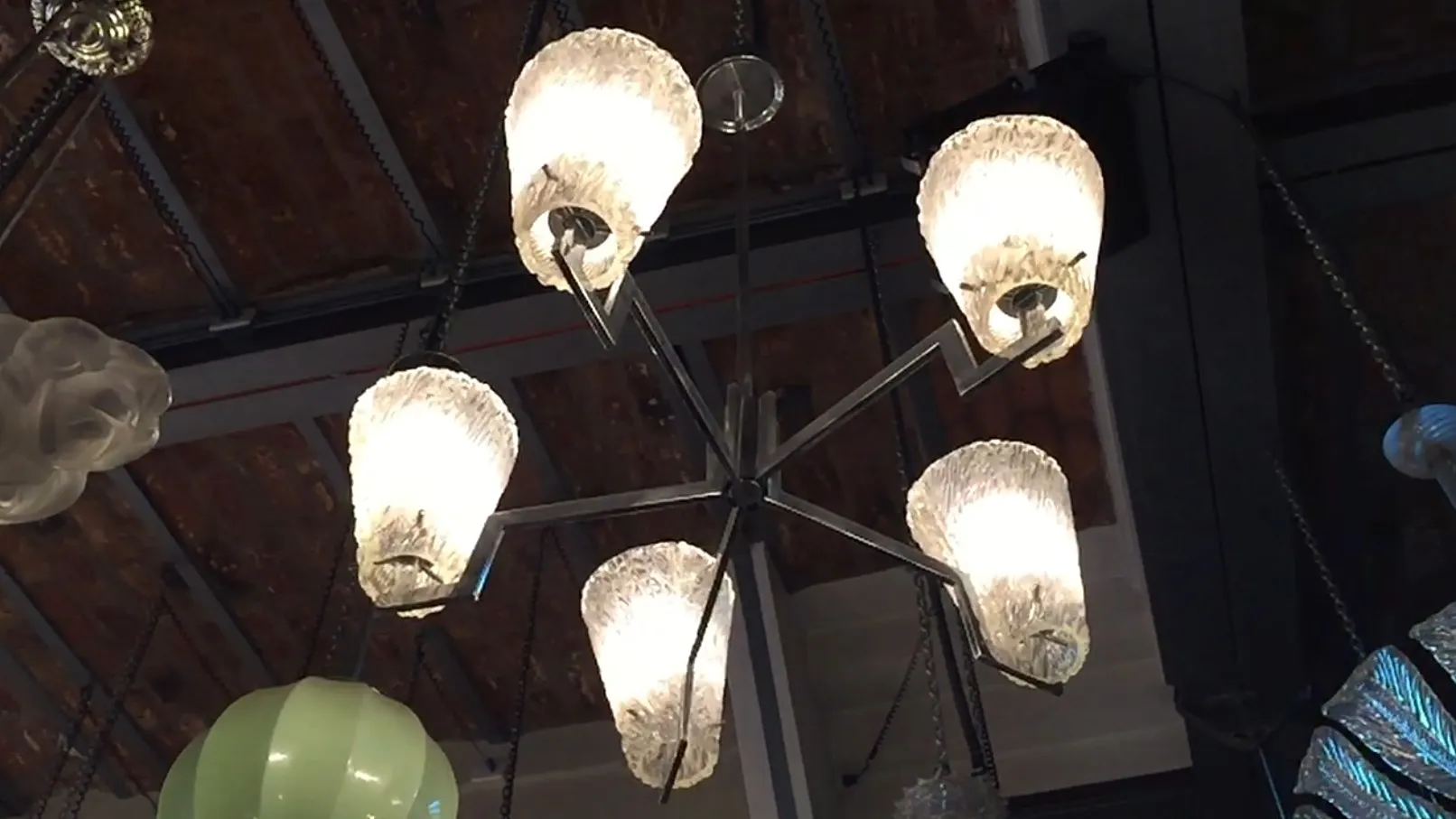 Lámpara de techo antigua con cristales brillantes y estilo elegante