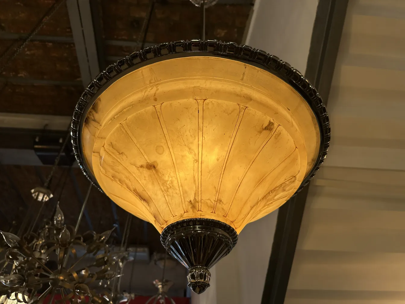 Lámpara de techo antigua en color dorado con detalles elegantes