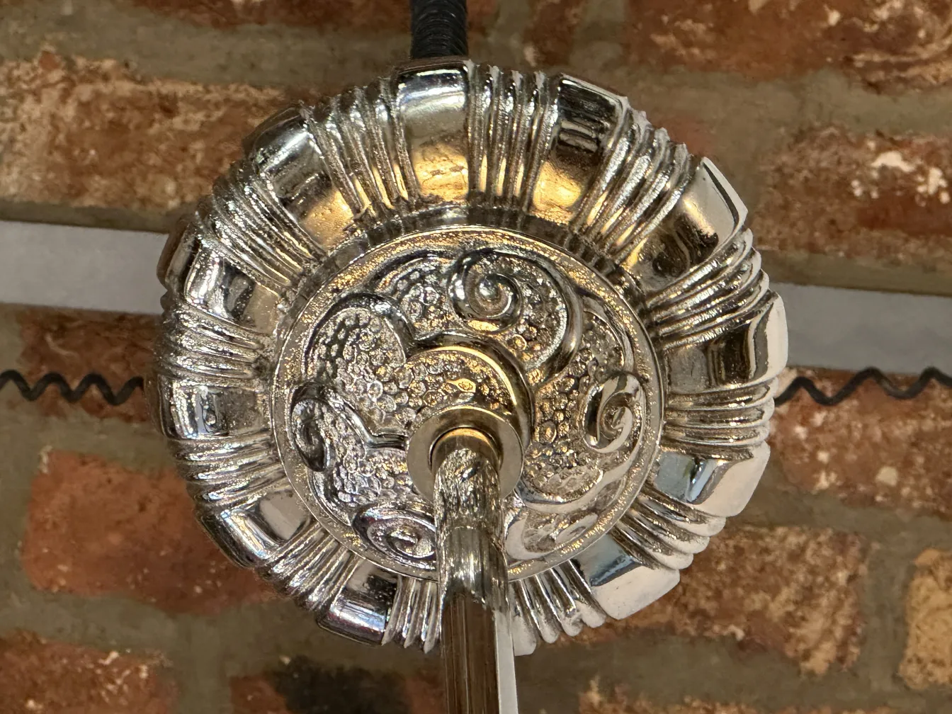 Lampada a sospensione antica con dettagli decorativi in un ambiente accogliente