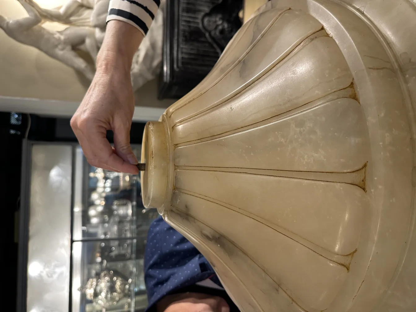 Lâmpada de teto antiga de vidro com detalhes elegantes