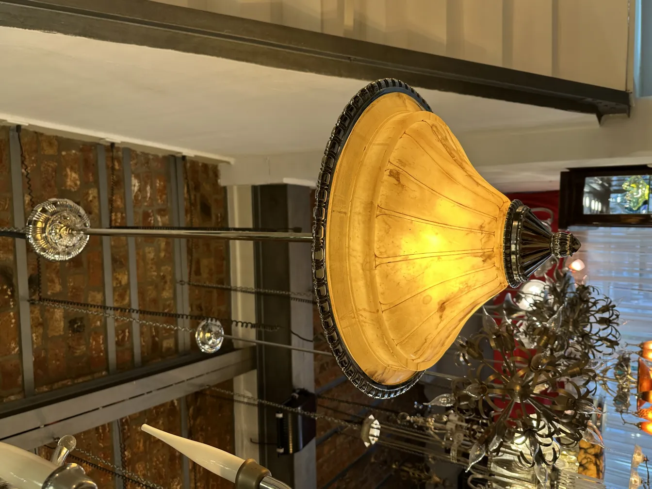 古いハンギングランプ、金色のシェードとエレガントなディテール、心地よい雰囲気。