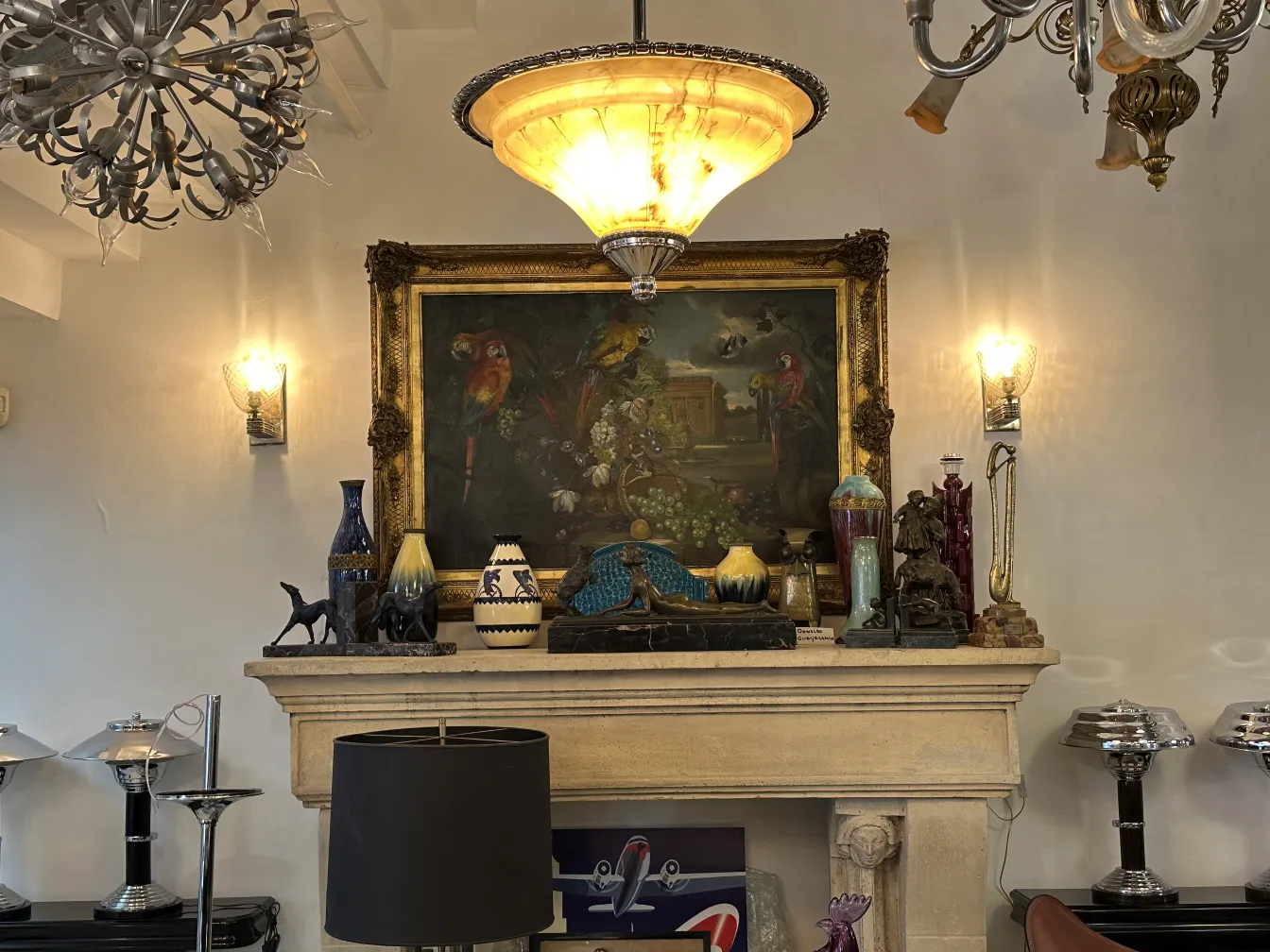 Lámpara de techo antigua de cristal con detalles decorativos, en un ambiente clásico.