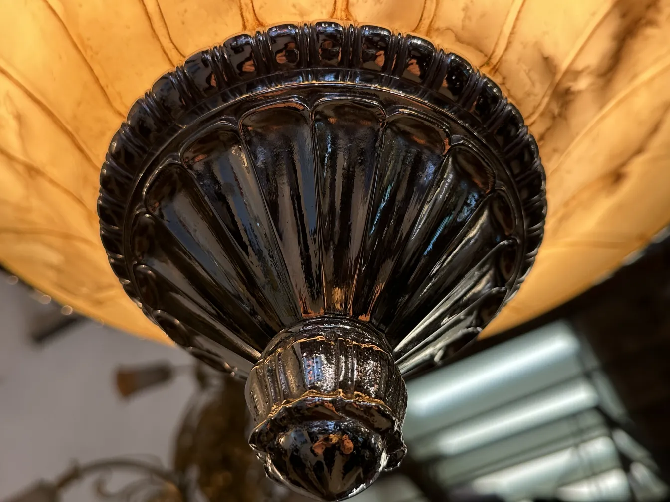 Lustre ancien avec détails décoratifs noirs