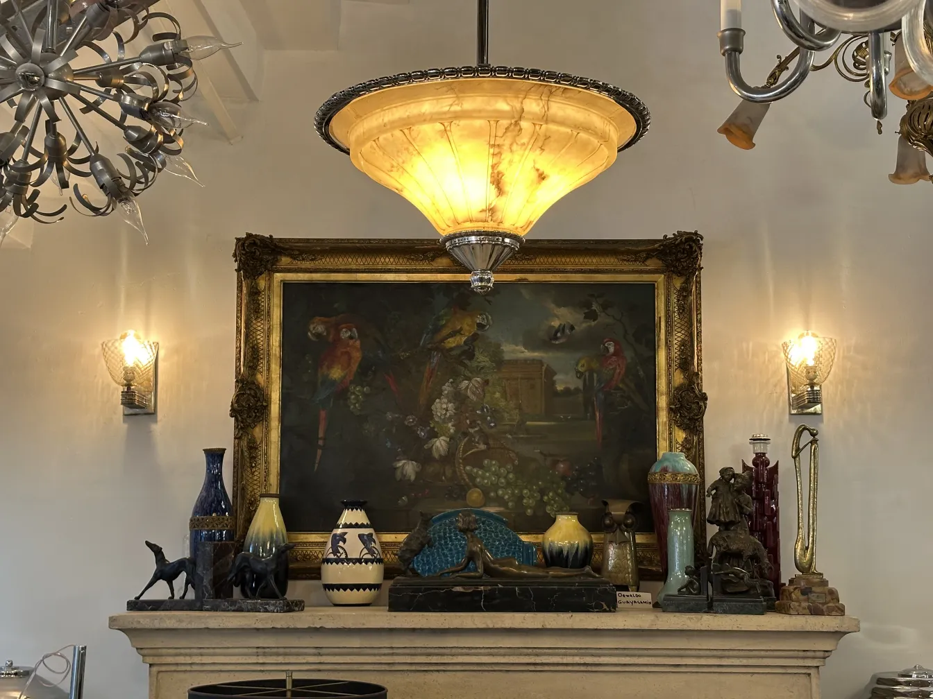 Lámpara de techo antigua con un hermoso diseño clásico en un ambiente elegante.