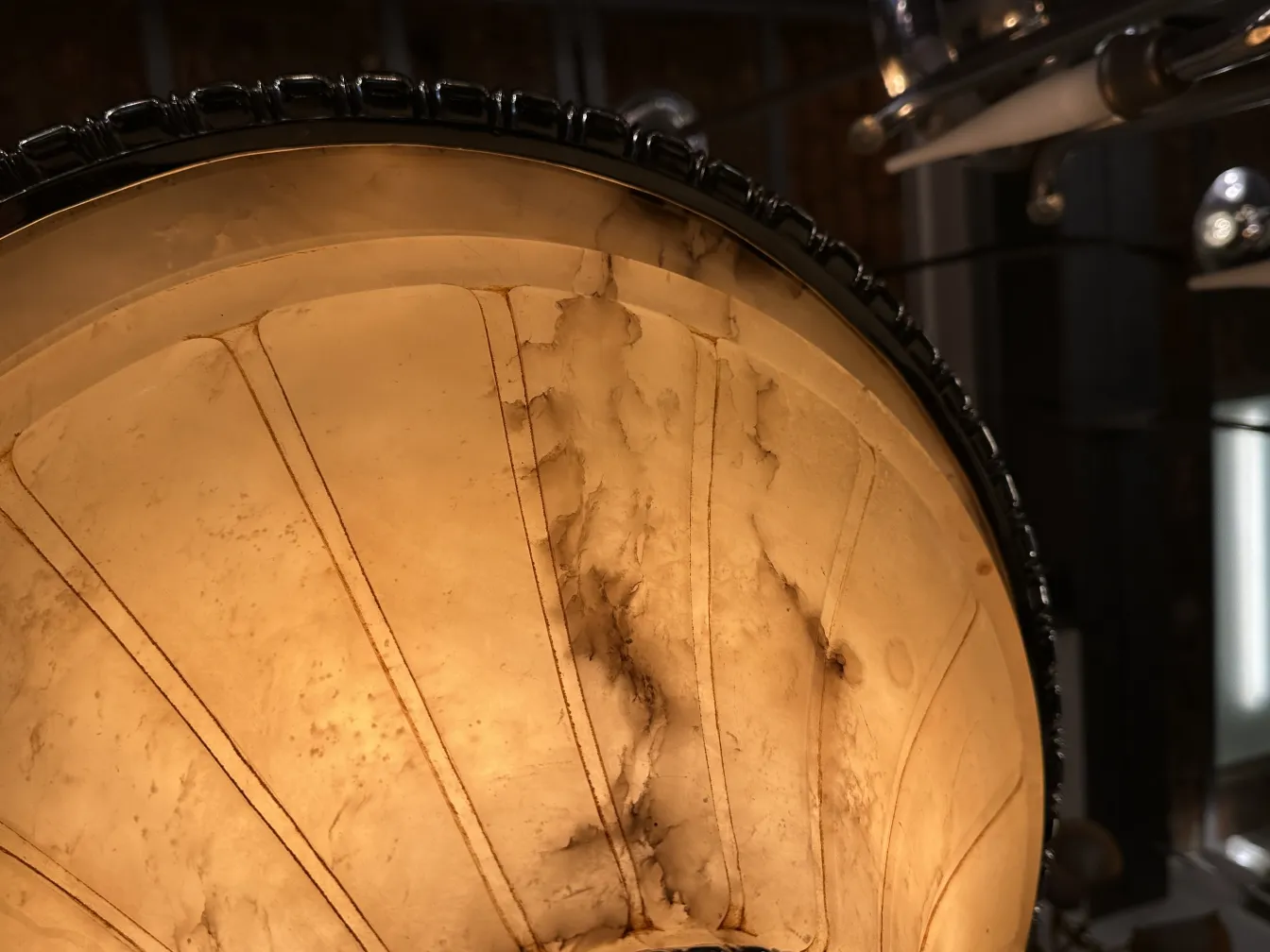 Lustre ancien avec des détails décoratifs