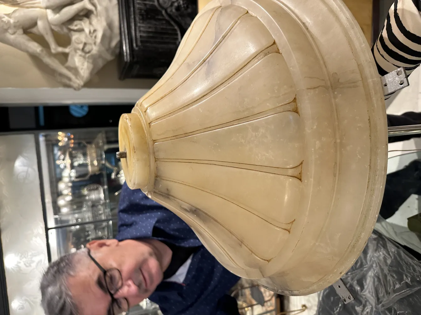 優雅なデザインの古代の吊りランプ