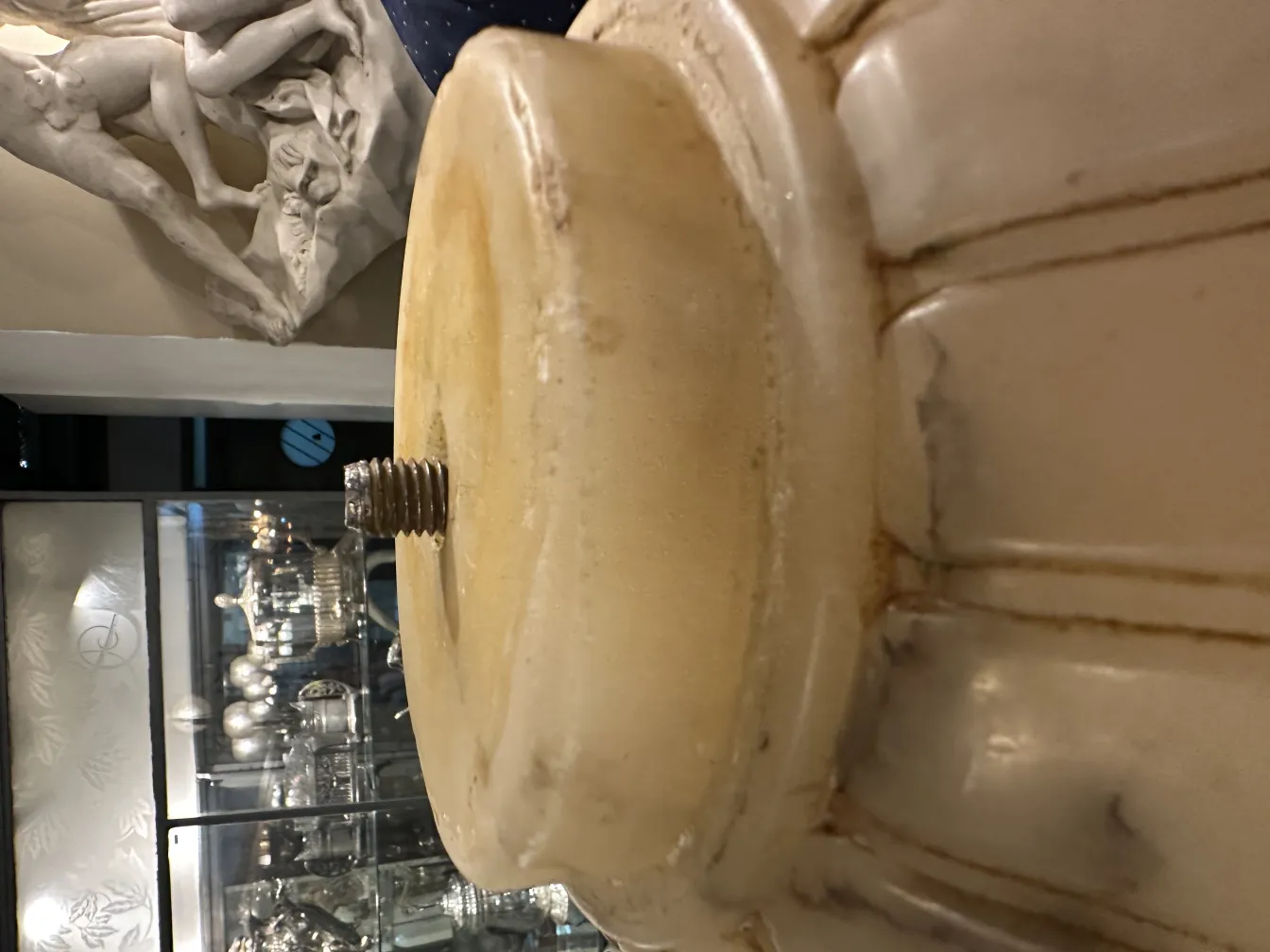 Lampada a sospensione antica con dettagli artistici, contesto elegante.