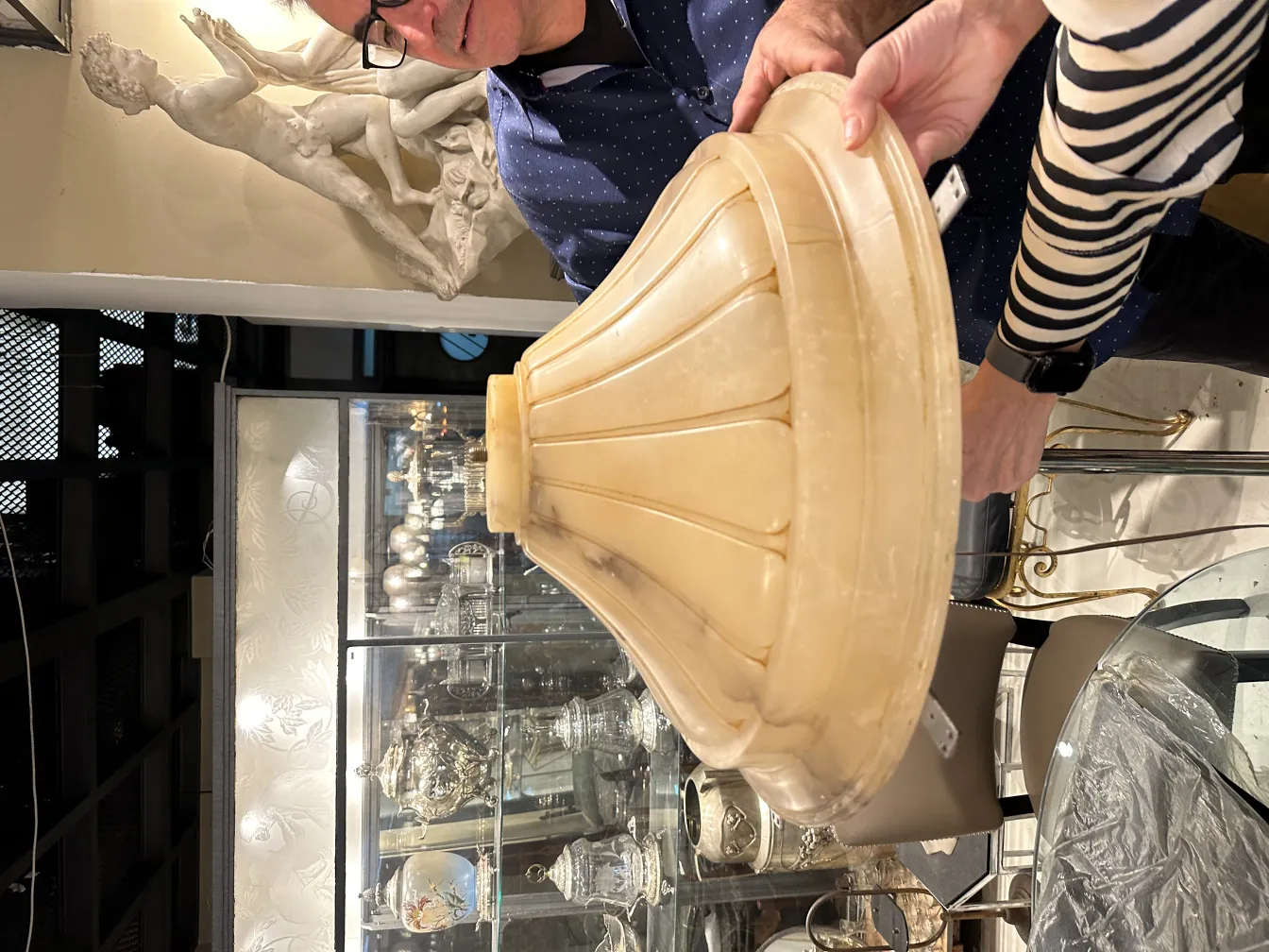 Lampada a sospensione antica con design elegante e luce soffusa, ideale per la decorazione.