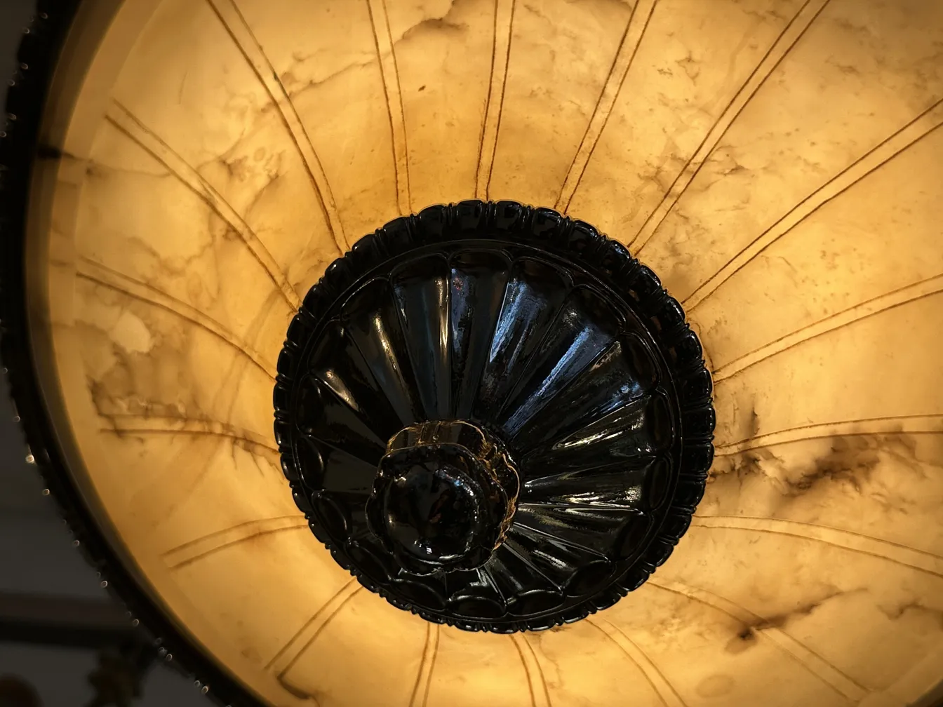 Lampada a sospensione antica con design classico e dettagli ornamentali.