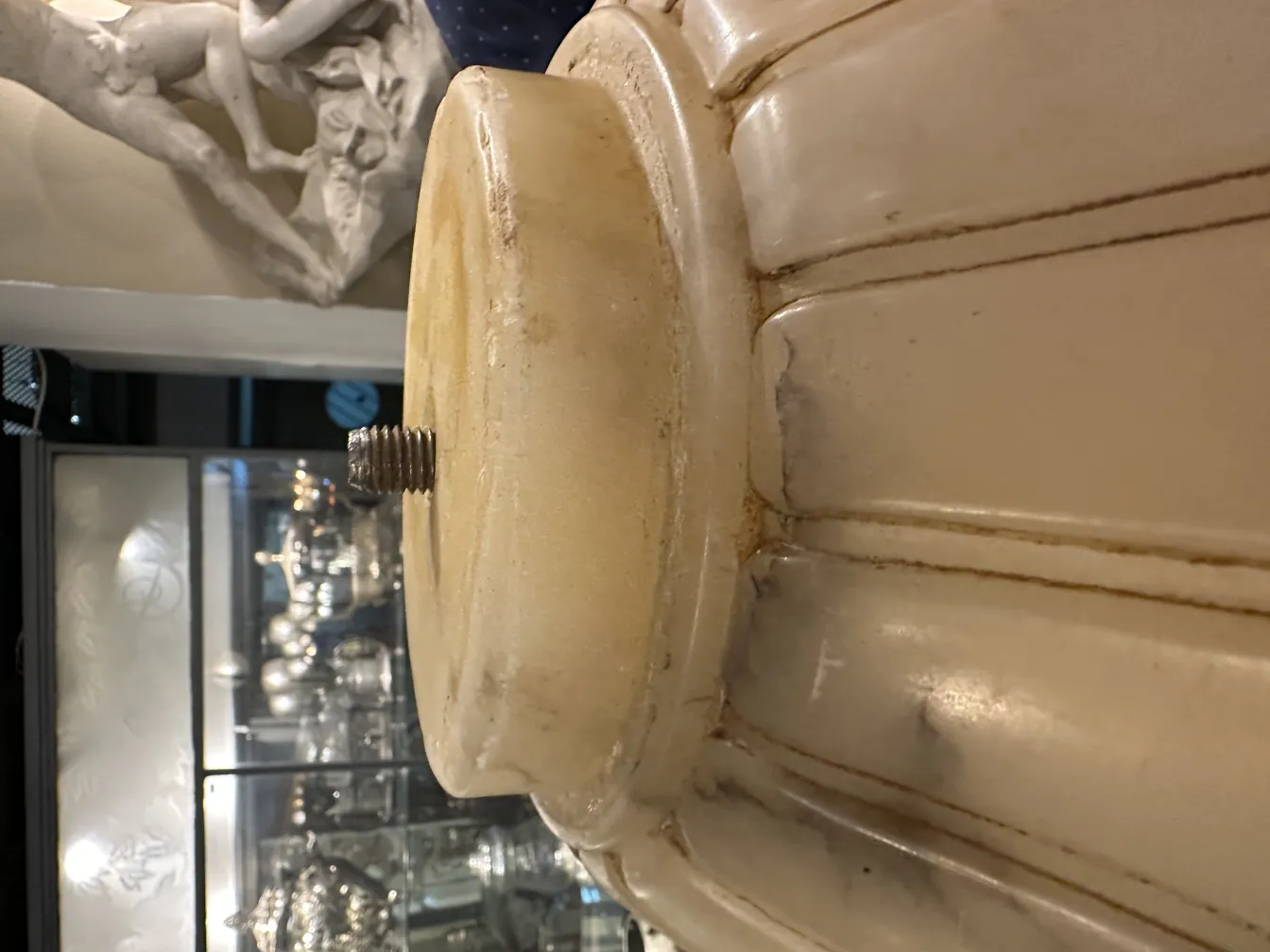 中央ネジ付きの陶器製古いハンギングランプ、クラシックスタイル。