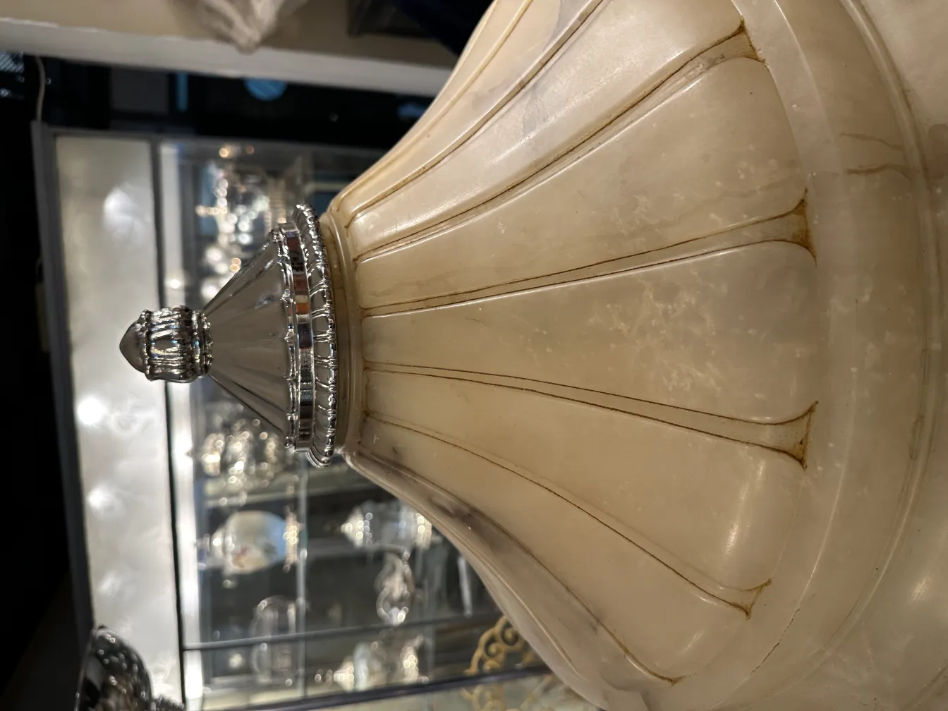 Lustre ancien avec un design élégant, détails brillants dans un cadre décoratif.