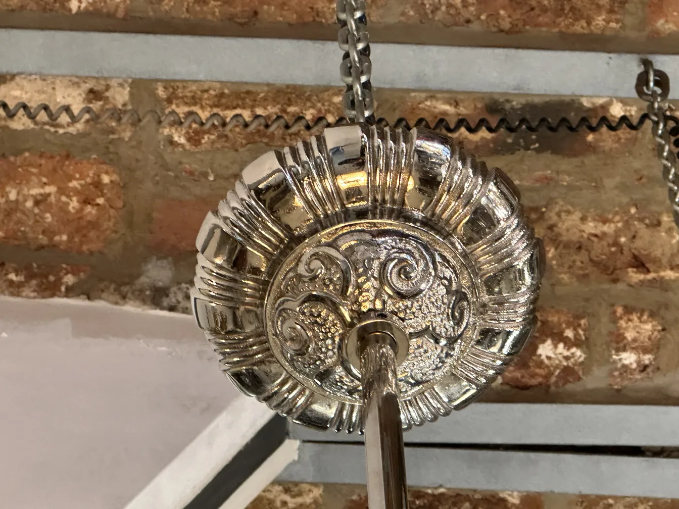 Lámpara de techo antigua con un diseño elaborado, perfecta para ambientes elegantes.