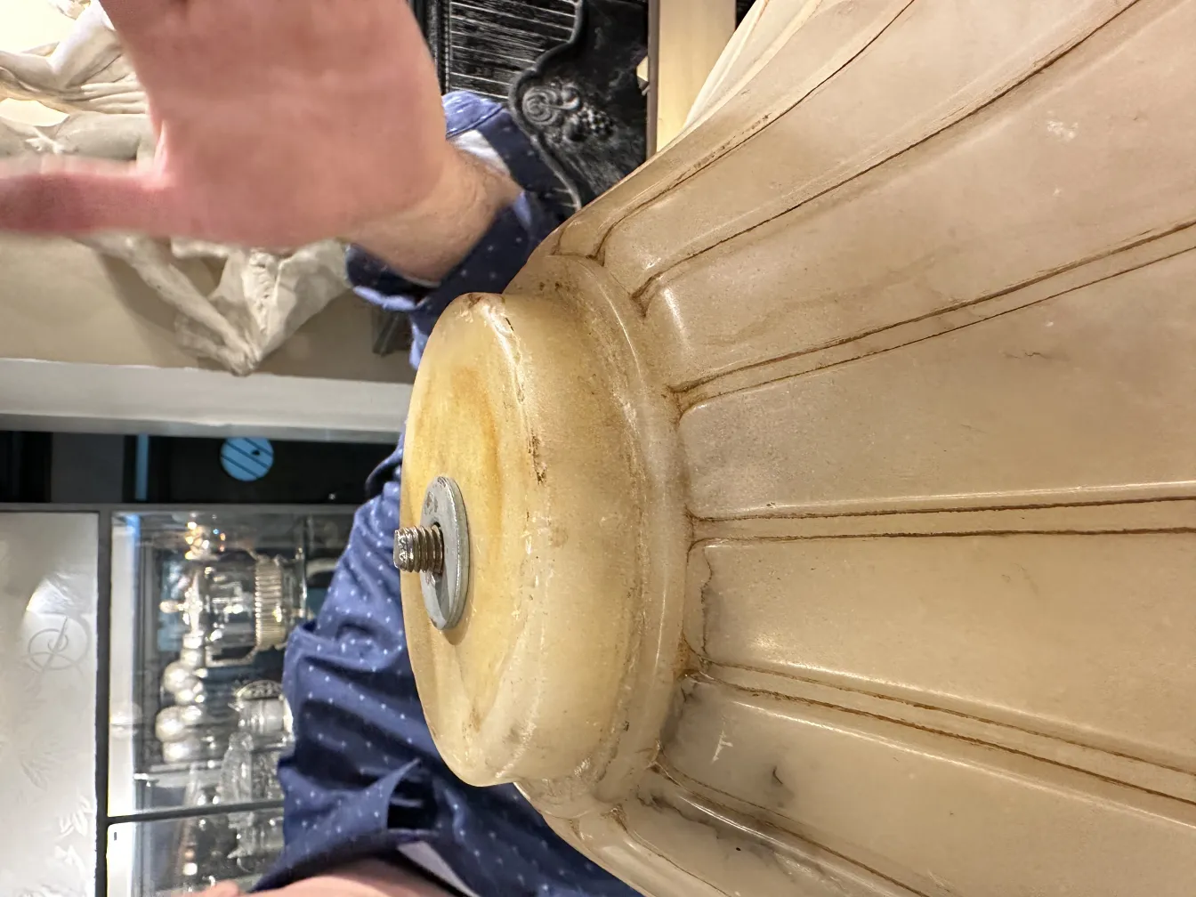 Lampada a sospensione antica di forma classica in un ambiente elegante.