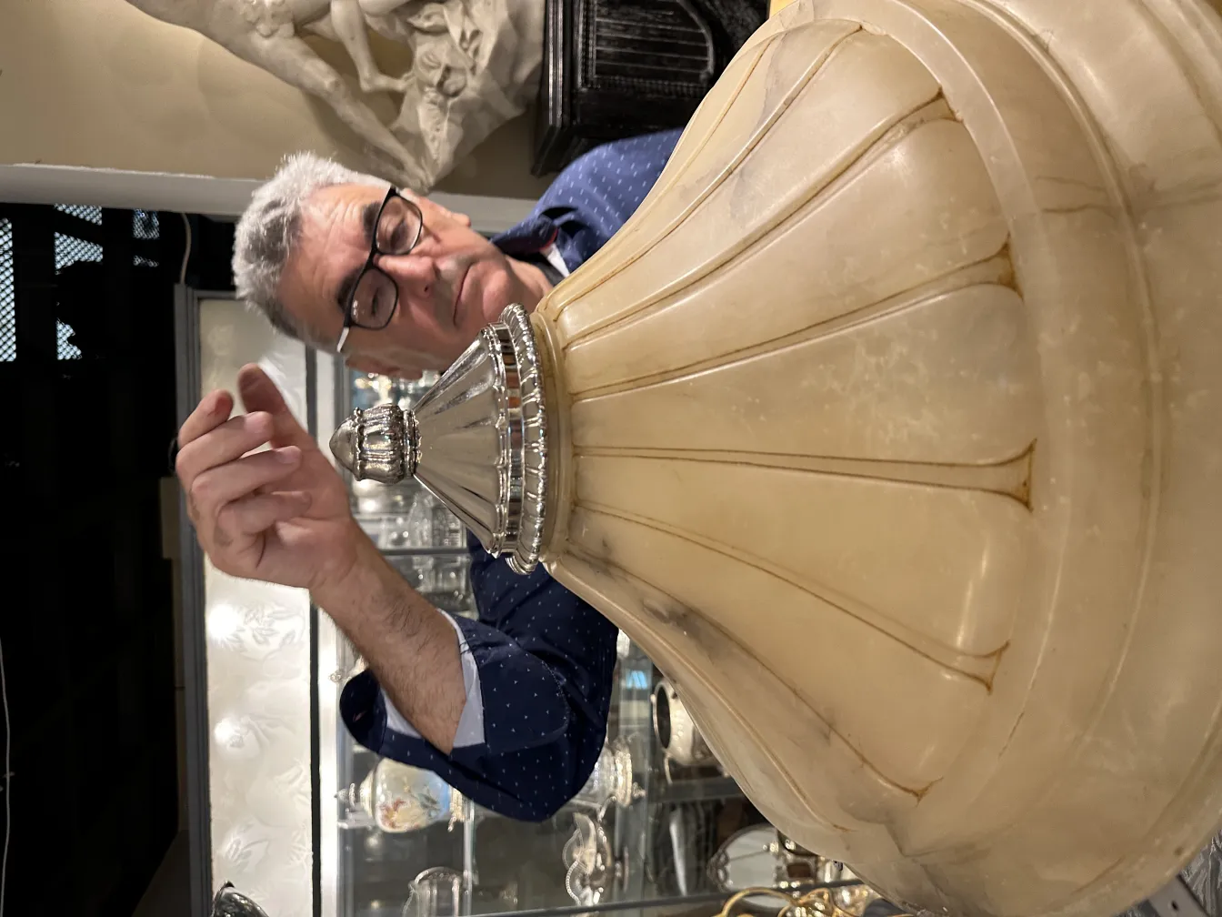 Lámpara de techo antigua de vidrio con detalles decorativos