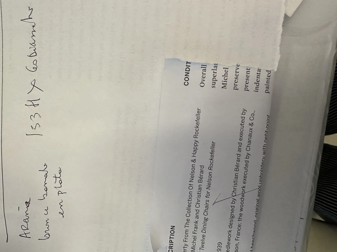 Античная подвесная лампа в уютной обстановке с теплым светом.