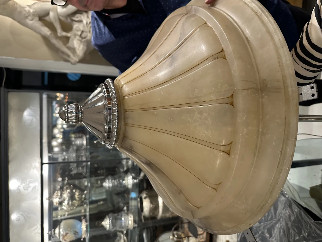 Lampada a sospensione antica con design elegante e dettagli in argento