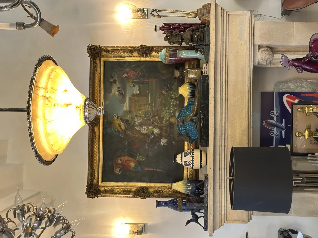 مصباح معلق قديم ينشر ضوءا أصفر دافئا بأجواء كلاسيكية.